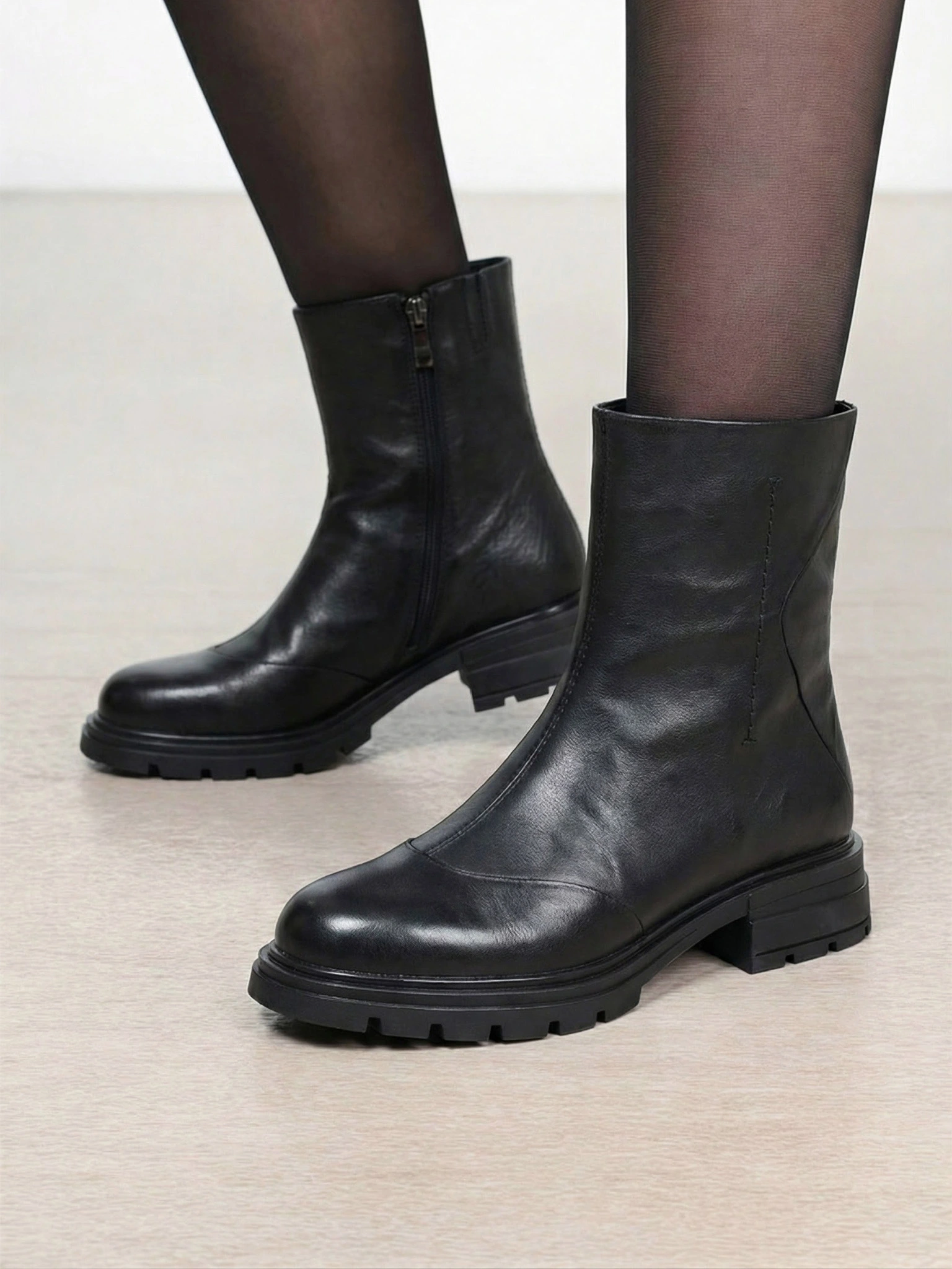 Ботинки темно-зеленого цвета на рельефной подошве